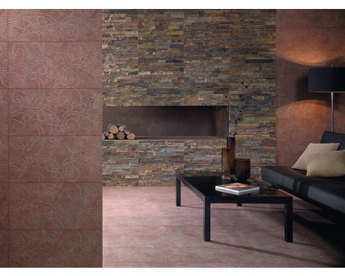 Obývacia izba s kamennou stenou, dekorácia, pohovka a dlažba