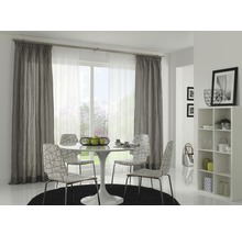 Jedáleň s jedálenským stolom, stoličkami, závesmi a regálom