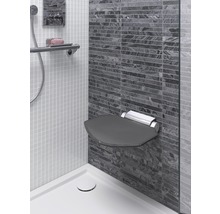 Sprchovací priestor so sprchovacím sedadlom na montáž na stenu, sprchovacia armatúra, sprchovacia hlavica a držadlo