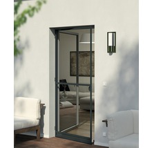 Exteriér domu s otvorenými dverami proti hmyzu a záhradným nábytkom