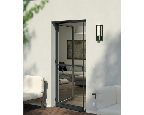 Exteriér domu s otvorenými dverami proti hmyzu a záhradným nábytkom