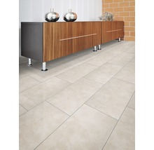 Interiérový pohľad s dlažbou a komodou so zásuvkami.