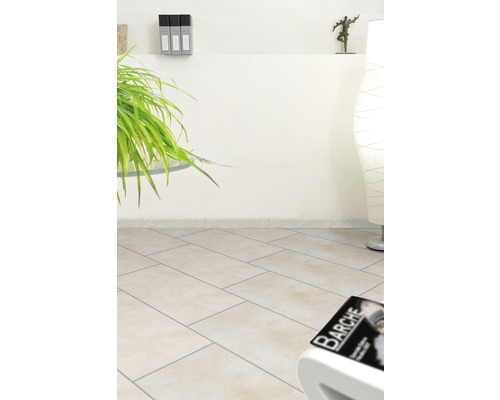 Svetlá miestnosť s podlahovými dlaždicami so vzhľadom kameňa, rastlinou a dekoráciou