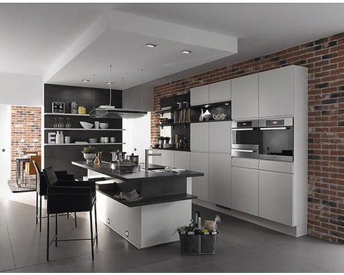 Svetlá kuchyňa s kuchynským ostrovčekom, vstavanými skriňami a tehlovou stenou