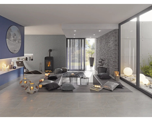 Moderná obývacia izba s krbom, vankúšmi a dekoratívnym osvetlením