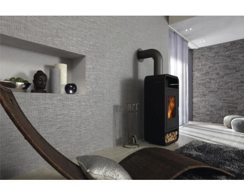 Obývacia izba s krbovými kachľami, relaxačným ležadlom a dekoratívnou úpravou stien