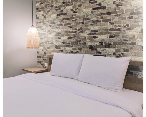 Vinylový obklad stien d-c-fix Ceramics Tisa červeno-hnedá 67,5 cm šírka (metráž) Spálňa s manželskou posteľou, nočným stolíkom a stenou s tehlovým vzhľadom