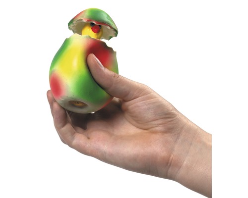 Ruka drží hračku kuriatko vo vajci