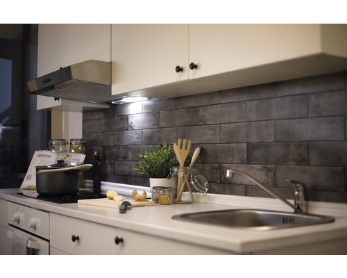 Kuchynská scéna s drezom, vodovodnou batériou, varnou doskou, odsávačom pár a kuchynským náčiním