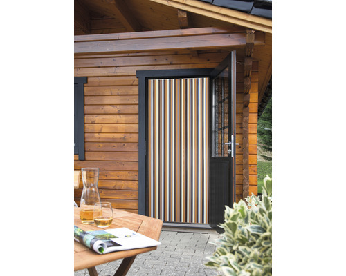 Lamelová clona proti hmyzu pred otvorenými drevenými dverami záhradného domčeka.