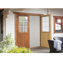 Drevený záhradný domček s otvorenými dverami a ochranou proti hmyzu