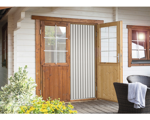 Drevený záhradný domček s otvorenými dverami a ochranou proti hmyzu