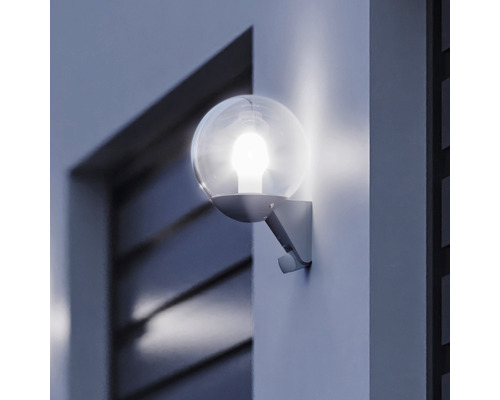 Svietiace guľové vonkajšie svietidlo na stene domu