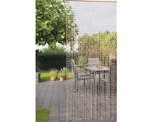 Dekoratívny perličkový záves vonku so stolom a stoličkami