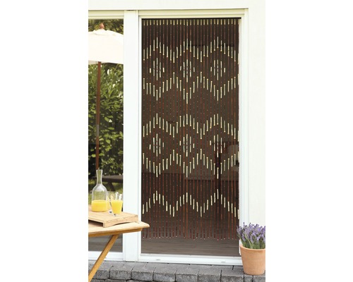 Bambusový záves so vzorom pred terasovými dverami