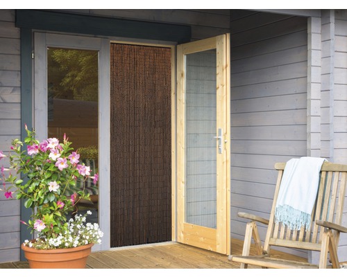 Scéna s drevenými dverami, protihmyzovou clonou, drevenou stoličkou a hrnkovou rastlinou pred dreveným domom