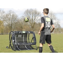 Mladík trénuje futbal s futbalovým odrazovým zariadením EXIT.