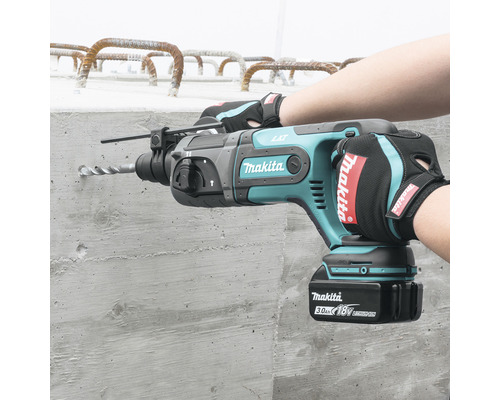 Vŕtacie kladivo Makita vŕta do betónovej steny