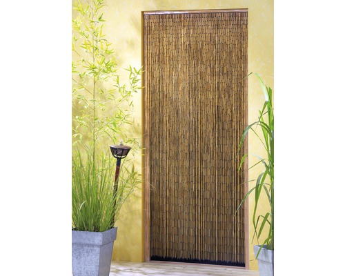 Dekoratívne dvere s bambusovým závesom a rastlinami