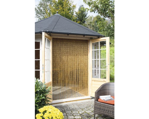 Záhradný domček s otvorenými dverami a lamelovým závesom