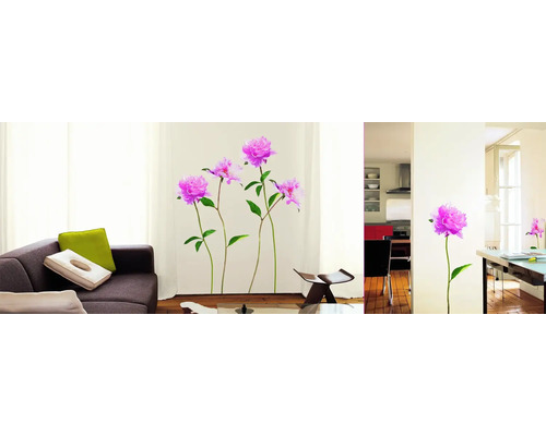 Obývacia izba s nástennou maľbou s kvetinovými motívmi, pohovkou a dekoráciou