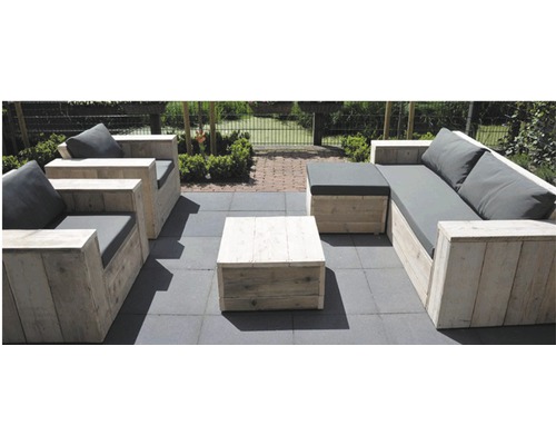 Záhradný nábytok z dreva so sedákmi na terase