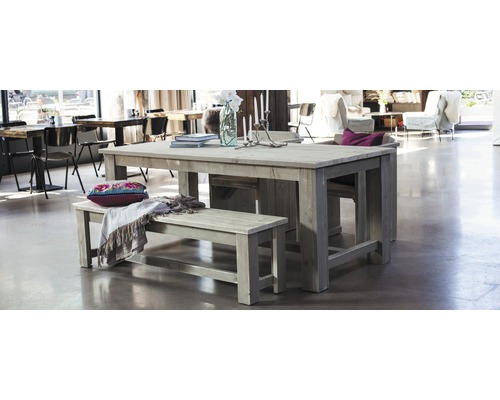 Jedálenská súprava s dreveným stolom a lavicou v jedálni