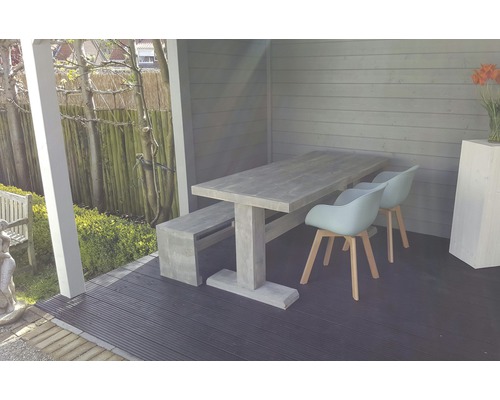 Vonkajší jedálenský priestor s dreveným stolom, lavicou a stoličkami