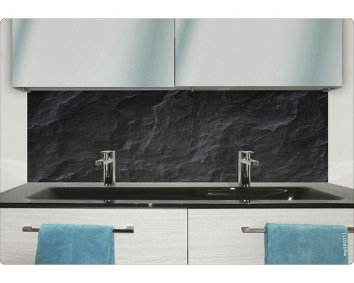 Moderná kúpeľňa s čiernym kamenným pozadím, umývadlami a uterákmi