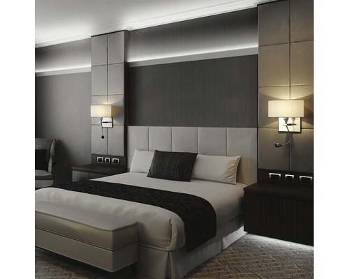 Spálňa s manželskou posteľou, nočnými stolíkmi a nástennými svietidlami