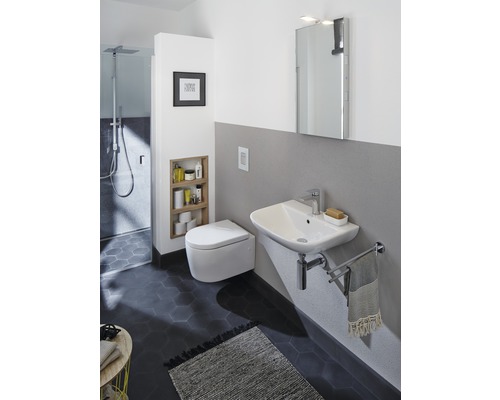 Moderná kúpeľňa s toaletou, umývadlom a sprchou