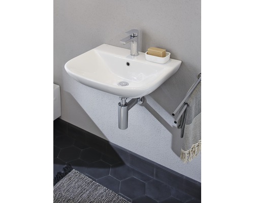 Keramické umývadlo s batériou a držiakom na uteráky v kúpeľni