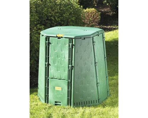 Plastový kompostér v záhrade