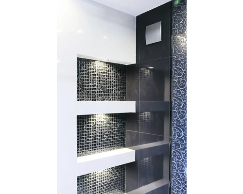 Kúpeľňová stena s mozaikovými obkladmi a policami