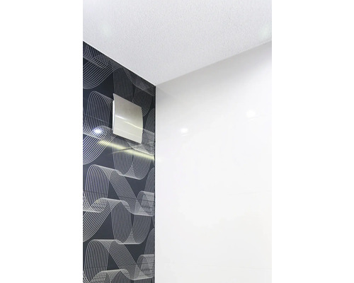 Svetlá miestnosť s obkladmi s vlnitým vzorom a ventilátorom