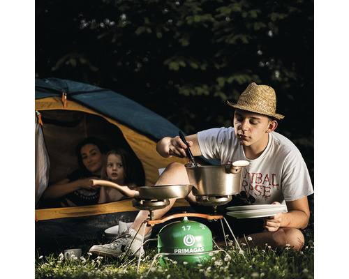 Kempingová scéna so stanom, rodinou a osobou variacou s kempingovým varičom Primagas