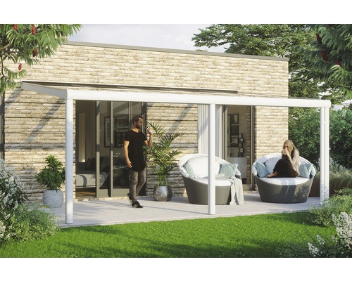 Zastrešenie terasy SKAN HOLZ Garda 541 x 357 cm, biely hliník s povrchovou úpravou Terasa s terasovým prístreškom, záhradným nábytkom a ľuďmi