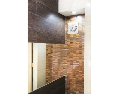 Kúpeľňová stena s obkladmi s vzhľadom dreva a ventilátorom