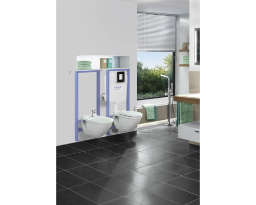 Moderná kúpeľňa so závesným WC a bidetom, oboje v bielej farbe.