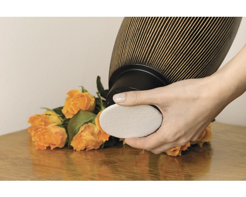 Žena vymieňa filter čističky vzduchu pred kyticou ruží