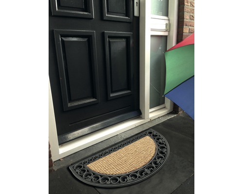 Polkruhová rohožka pred vchodovými dverami