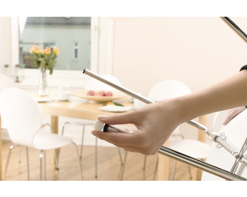 Žena pripevňuje chránič nôh stoličky na kovovú nohu stoličky.