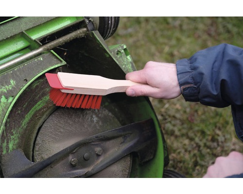 Čistenie kosačky na trávu čistiacou kefou