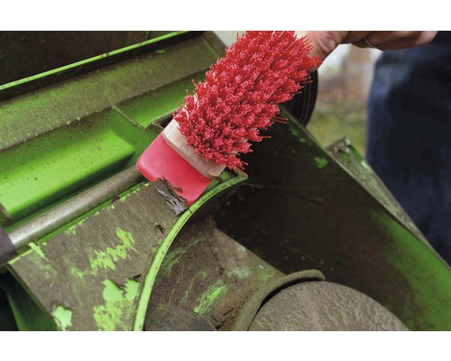 Čistenie kosačky na trávu kefou