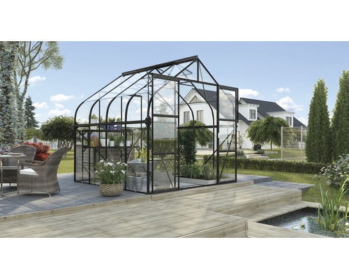 Skleník s rastlinami v záhrade