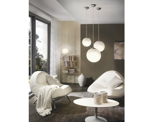 Obývacia izba s dvoma kreslami, konferenčným stolíkom a závesnou lampou