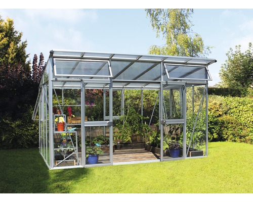 Skleník s otvorenými oknami v záhrade