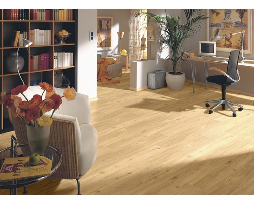 Svetlá obývacia izba s laminátovou podlahou, knižnicou a písacím stolom