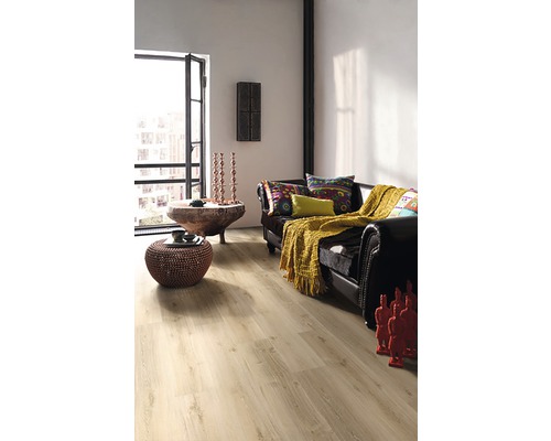 Obývacia izba s drevenou podlahou, pohovkou, stolom a dekoráciami pre útulnú atmosféru