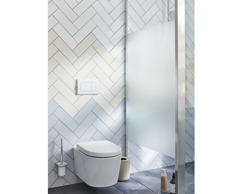 Moderná kúpeľňa so závesným WC, ovládacím panelom a sprchovacím kútom s posuvnými sklenenými dverami